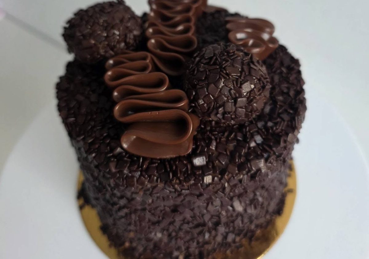 Tort Brigadeiro, îmbrăcat în ciocolată rasă