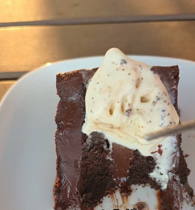 Felie de tort de ciocolată cu înghețată