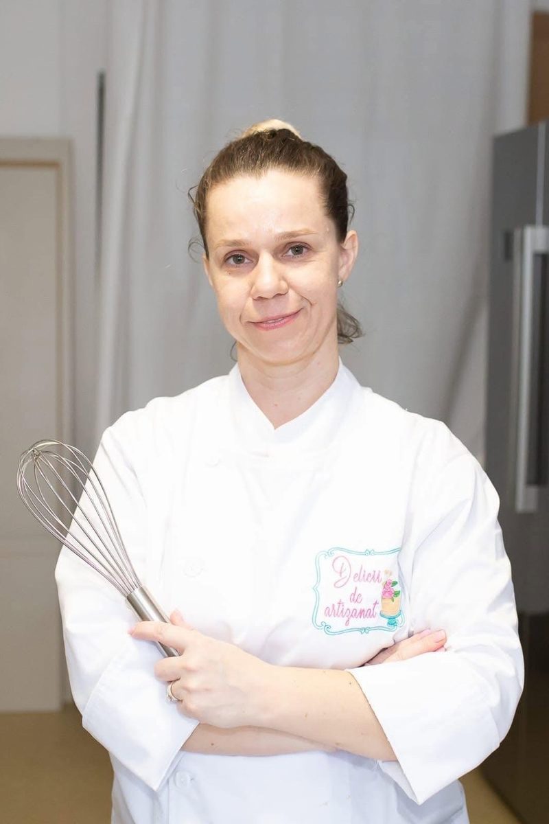 Loredana, în halat, cu telul în mână