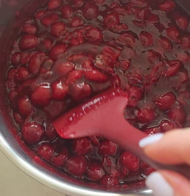 Compot de vișine gătit în laborator