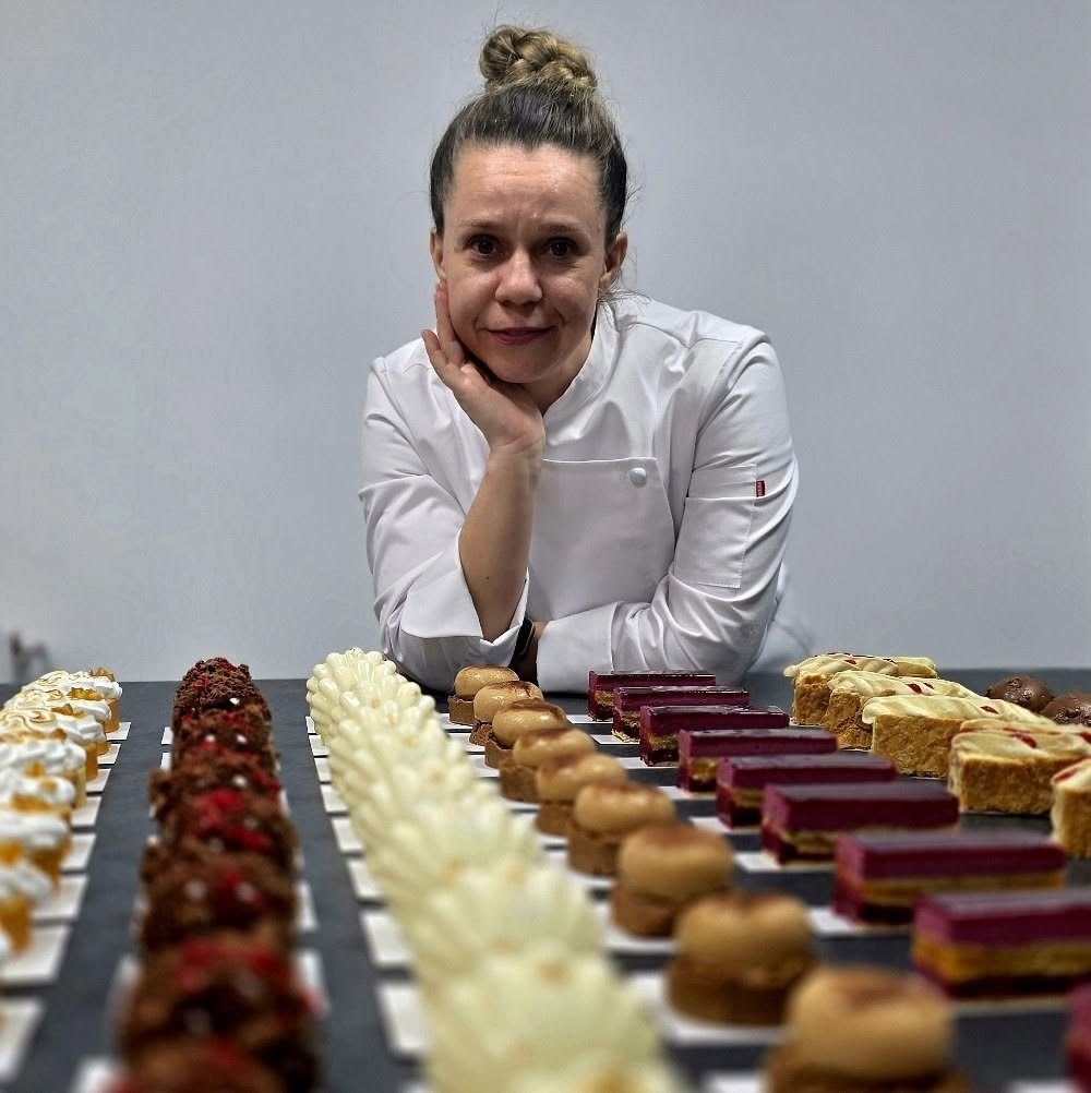 Loredana în laborator, la masa plină cu monoporții